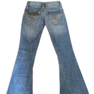 vintage Gina jeans - lågmidjade Bootcut vintage jeans från Gina, fickor med knappar på baksidan samt detaljer på framsidan och fickorna. Har sprättat upp tyget längst ner så att de blev längre och bild 2 är hur de passar mig som är ca 164❣️