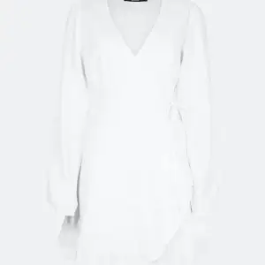 Säljer denna klänningen från BikBok, perfekt till student, konfirmation osv, endast använd 2 gånger, köpt för 499, pris kan diskuteras, bra skick