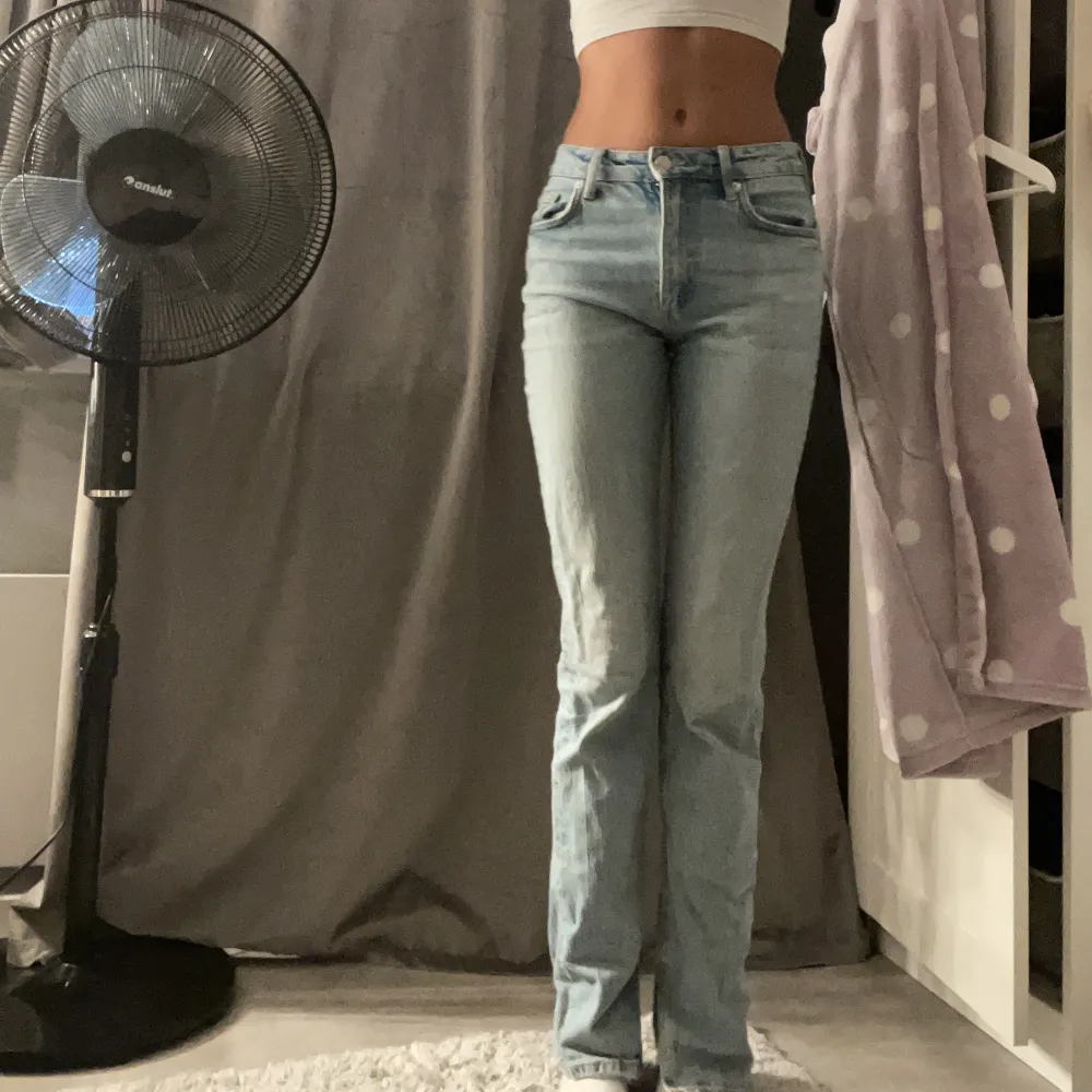 Ett par midwaist jeans från Zara (i spanien) storlek XS, Inte riktigt min stil på jeans längre därför ja säljer dom!!💕💕 Har inte mett på dom men det är bara att skriva till mig om du har Funderingar💗💗original pris - 699 säljer för mindre🫶🫶. Jeans & Byxor.