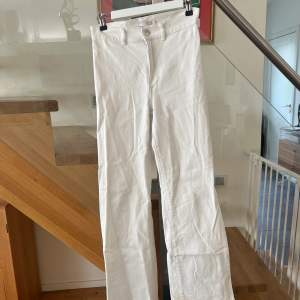 Snygga vita bootcut jeans från Wera Stockholm i stl 36