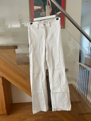 Fräscha bootcut jeans - Snygga vita bootcut jeans från Wera Stockholm i stl 36
