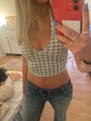 Grön halterneck - Säljer denna med prislapp, aldrig använd. Super söt, använd göra köp nu:)