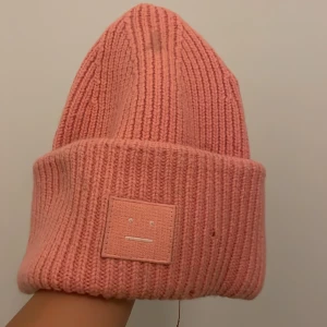 Acne mössa - Säljer en jätte fin rosa acne mössa som inte kommer till användning, den har synetäcken på användning och några små hål men inget man tänker på😊säljer för 500 och köpt för 1500 (vid snabb affär kan jag gå ner i pris)