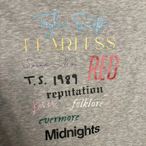 ts zip up  - Zip-up med alla Taylor Swifts album på baksidan i dess font. Det finns två stycken, en i S och en i M :)