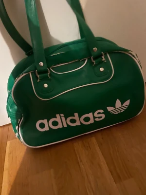 Väska - Säljer en super fin addidas väska lite skrapningar här och där som man ser på bilden men annars en väldigt fin väska