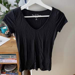 Simpel svart t-shirt från Hollister. Stretchigt och skönt material 😍gick ursprungligen trådar/remmar över urringningen som jag klippt bort. Köpare står för fraktkostnad 🌟