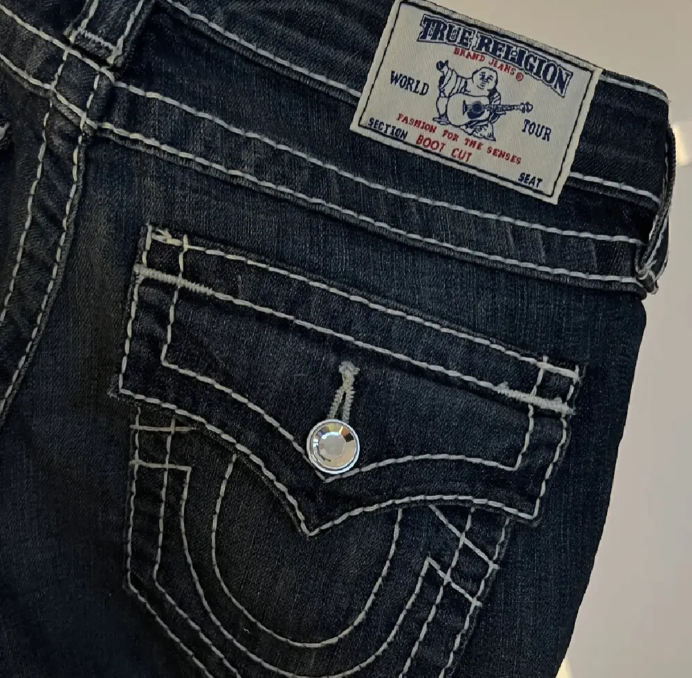 True religon jeans aldrig använda. Innerbenet är 58 cm och 76 cm i midjan. Säljer då de är för små (små i storleken)🫶🏼✨. Jeans & Byxor.
