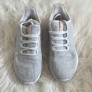 Adidas tubular  - Adidas tubular nästintill oanvända. I bra skick 