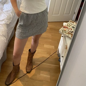 Vävd kjol med fickor  - Från Tanzania  Vit och blå 