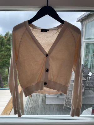 Beige fin kofta 😍 - En jätte fin beige kofta från Kappahl köpt för ungefär 1 år sen men använt ungefär 1-2 gg, hör av dig om fler bilder😍