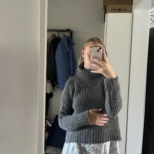 Grå stickad tröja  - Grå tröja från lager 157 Polo 