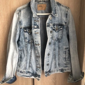 Jeans jacka - En jeans jacka med jättesnygg tvätt som jag köpt från Vinted som tyvärr inte satt som jag önskat.