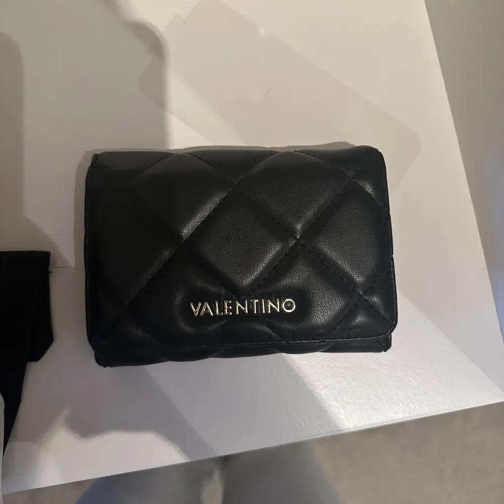 Säljer denna super lyxiga och rymliga plånbok från Valentino för 400kr. Den är köpt på Zalando för 539kr och är helt oanvänd.. Accessoarer.