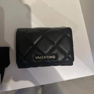 Säljer denna super lyxiga och rymliga plånbok från Valentino för 400kr. Den är köpt på Zalando för 539kr och är helt oanvänd.