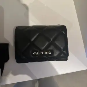 Säljer denna super lyxiga och rymliga plånbok från Valentino för 400kr. Den är köpt på Zalando för 539kr och är helt oanvänd.