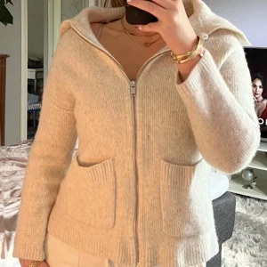 Other & stories - Säljer denna söta tröja från other & stories då den inte kommer till använding