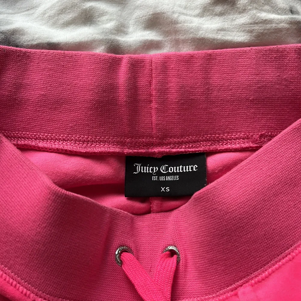 Säljer mina starkt rosa juciy byxor Använd ca 5 gånger, men ser ut som nya. Kontakta privat för att diskutera pris om det är önskat köp via köp direkt    Köparen står för frakten!. Jeans & Byxor.