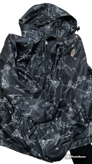 Moncler regn jacka  - Bra skick men de bara dragkedjan som är fuckad de går o lösas men har it haft tid för de jackan är sällsynt pris går att diskuteras 