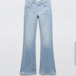 Slutsålda lågmidjade zara jeans! Säljer då jag inte gillar denna typ av jeans. Aldrig använda bara testade 👌🏻Bra längd för mig som är 175, hade även funkat på någon kortare 🤘🏻   Tryck gärna på köp nu 💓