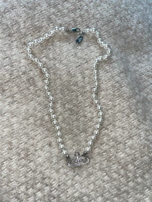 Vivienne Westwood - Köpte detta jätte fina halsband som ej kommer till användning. Halsbandet är inte äkta, däremot väldigt lik med små detaljer som visas. Köptes för 500kr