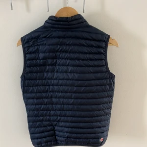 Colmar väst  - Tjena! Säljer nu min colmar väst då jag inte använder den längre. Perfekt nu till höst. Storlek 170,  passar mig perfekt som är 170. Navy blå, skick 9/10, inga skavanker endast använd. 