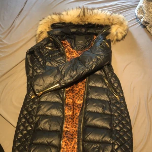 Rock and blue jacka  - Lite sliten har ett litet hål på ena armen men de går å fixa