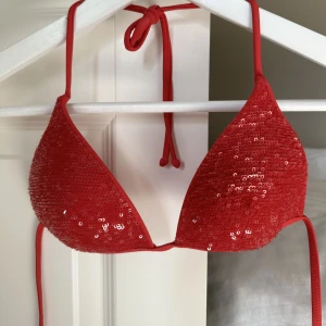 Bikini  - En bikini från Calzedonia, passar kupa A-B. Andvänd 2 gånger men är i nyskick. Pris kan diskuteras.