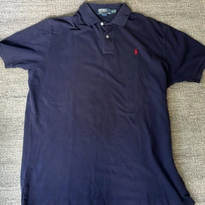 Ralph lauren piké  - Tja säljer en stilren Ralph lauren piké, skick 8/10 kom privat för fler bilder eller frågor. MVH Simon 