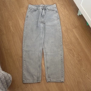 Jeans Lindex Betty  - Jeans från Lindex, ljusgrå. Modell Betty. Strl 38.  Fint skick  