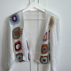 Korta med söta stickningar  - En ny kofta i strl S. Vit botten med fina stickningar på. Den är ny. 