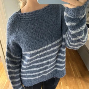 Supersöt stickad tröja - Intressekoll på min fina stickade tröja i mohair och ull blandning! Köpt i copenhagen i en liten butik! Så fin och passar till mycket! Nypris var ca 1200kr! Nyskick