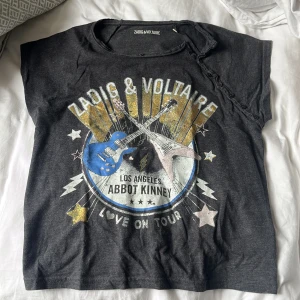 Zadig tröjor - 2 jätte fina Zadig voltair tröjor som är väldigt trendigt just nu. Väldigt fina. Köp en för 200, köp båda för 350kr🥰