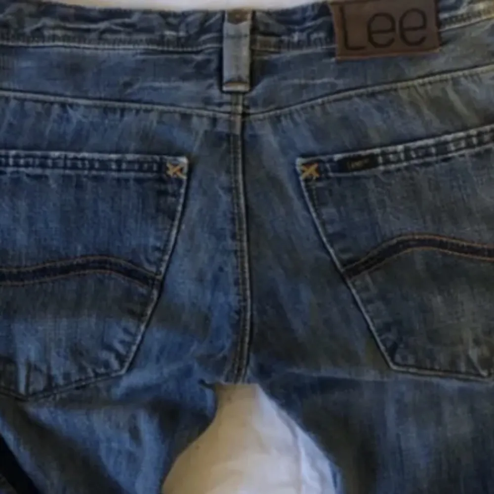 Låg midjas jeans från Lee i storlek 27 men har ett snöre i sig (som inte syns utanpå) så dem passar dem flesta.. Jeans & Byxor.