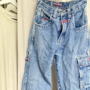 Cargo jeans byxor  -  Cargo jeans lite slitna längst nere men det kan man klippa bort eller nåt