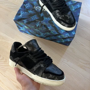 Louis Vuitton sneakers  - Säljer bland de mest stilrena och snyggaste Louis Vuitton skorna som finns.  - Storlek: 42 - Skick: 8,5/10 - Box medkommer - Nypris: 10 000 SEK  Skorna skickas spårbart via Postnord eller hämtas på plats i  Höllviken i Malmö. 