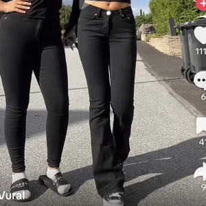 Lowwaist jeans - Säljer lowwaist bootcut jeans från Gina, sparsamt använda (lånad bild, jeansen åt höger). Mina är lite slitna längst ner och skickar gärna bild på det. Orginalpris 500kr.