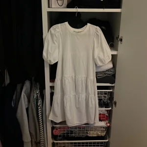 Zara klänning - Vit zara klänning som jag säljer på grund av att den har blivit för liten. Köptes för 300 och har användts men inga skador