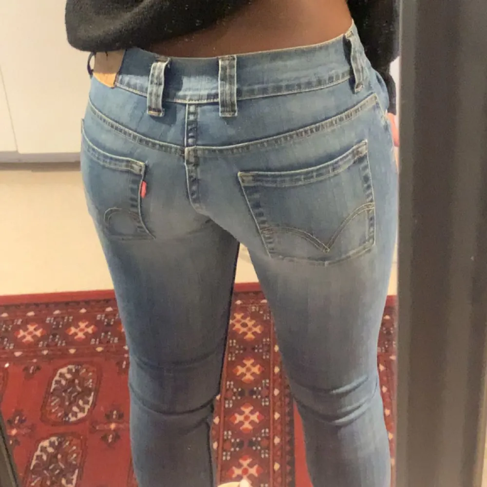 Dessa jeans är i väldigt bra skick och riktigt snygga. Jag har haft dessa länge men aldrig använt.. Jeans & Byxor.
