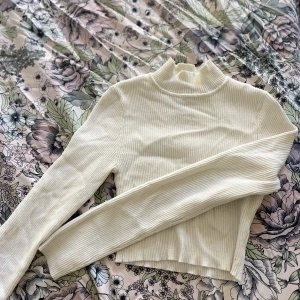 Vit vinter tröja  - En vit varm magtröja använd , den är s/xs 