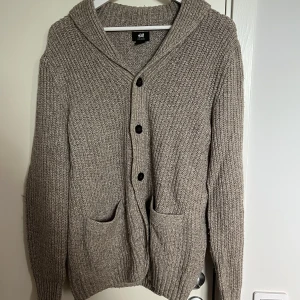 Kofta - Gullig kofta köpt second hand men den är egentligen från HM🥰 storlek L, den är lite nopprig men annars i bra skick! 