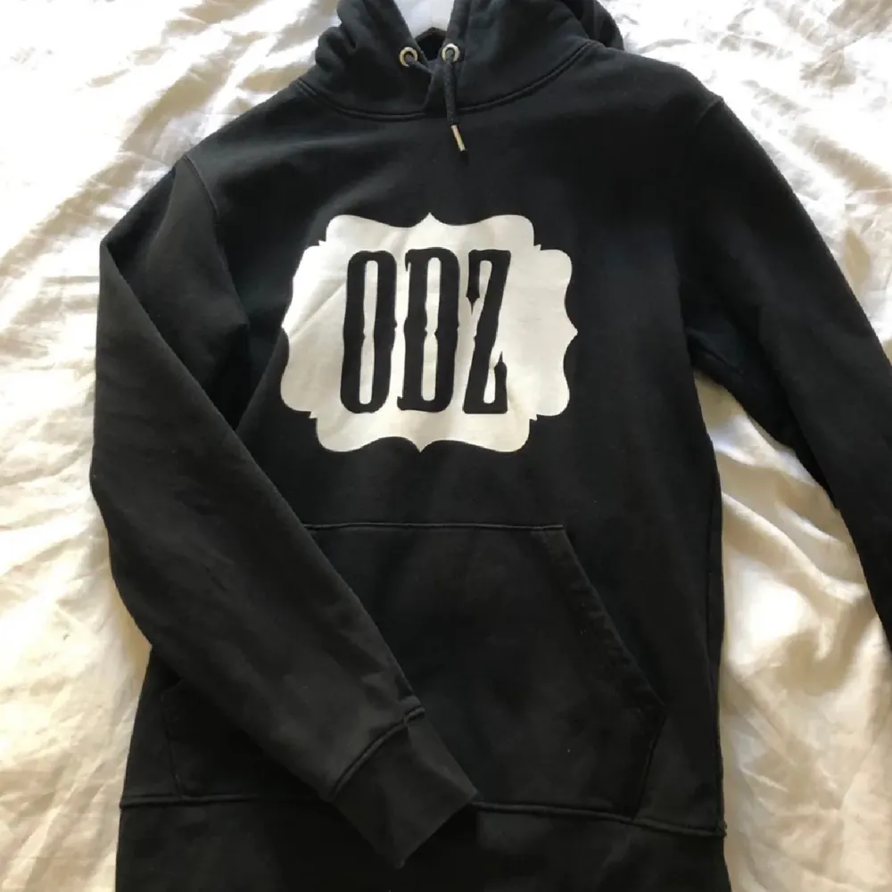 Hej söker dessa till ett bra pris, spelar ingen roll vilken färg helst inte större än M Hör gärna av dej om du har dessa eller nån annan odz merch 🥰 . Hoodies.