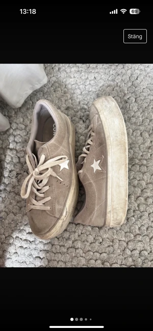 Converse one star sneakers - Sneakers från converse i storlek 37.5 EUR, men de passar mig med storlek 38 perfekt. Bra skick, handlar mest om att de skulle behöva fräschas till och putsas upp lite och kanske byta skosnören.