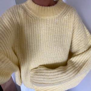 Jättemysig gul stickad tröja från Gina tricot. Bara använt en gång 💛