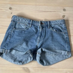 Jeans shorts  - Super fina jeans shorts och är i jätte bra skick😝