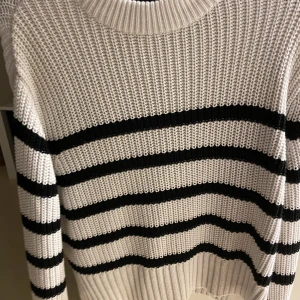 Teöka - En stickad tröja från Gina tricot i storlek S