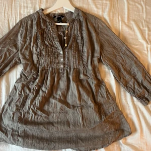 Blus - Jag har tyvärr aldrig använt denhär då den är lite tajt för mig. Fint skick utan skador. Skriv privat med frågor🤍