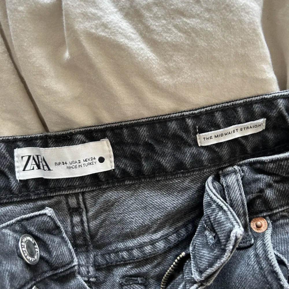 mid waist jeans från zara i storlek 34, lite slitna nedtill men annars i bra skick! 💜. Jeans & Byxor.