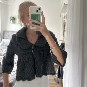 Stickad kofta - Säljer denna jätte snygga tre-kvarts ärmade koftan från Northland men ärvt den från mamma💞💞 Storleken står ej men passar mig som har strl xs och passar säkert strl S också💖