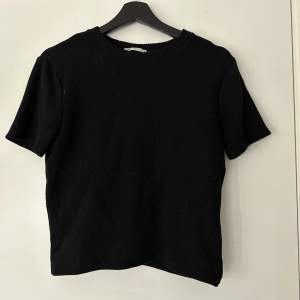 Säljer denna superfina Zara t-shirt i lite tjockare material! Nypris 170 kr, skriv privat för bilder på.