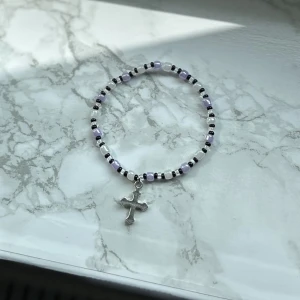 Kors-pärlarmband - Handgjordt pärlarmband med silver detaljer berlock. 🖤 Gratis frakt via köp nu, i 14 dagar 